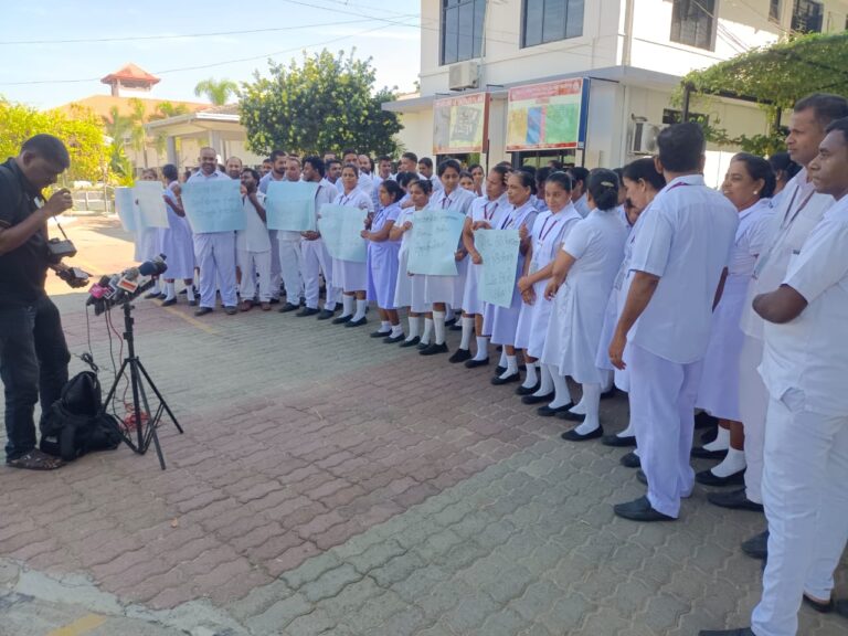 சீருடை சுற்றுநிருபத்தை  முறையாக அமுல்படுத்த கோரி கல்முனையில் சுகாதார உதவியாளர்கள் ஆர்ப்பாட்டம்