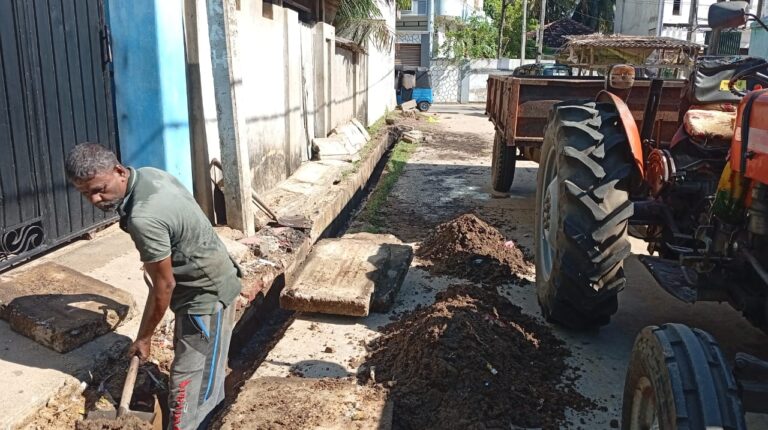 காரைதீவு பிரதேச சபை உப தவிசாளரின் முயற்சியினால் வடிகான்கள் சுத்தப்படுத்தல்