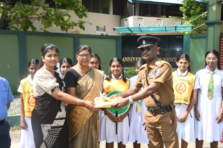 மட்டக்களப்பு மகா ஜன கல்லூரி மாணவிகளுக்கு வீதிப் போக்குவரத்து சமிக்ஞை பயிற்சி