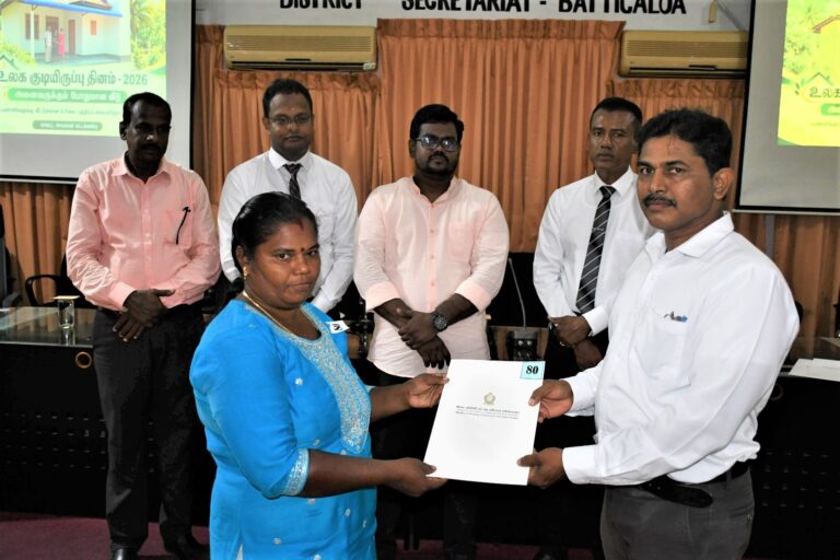 மட்டக்களப்பில் 100 பயனாளிகளுக்கு வீட்டு உரித்துச் சான்றிதழ்கள் வழங்கள்