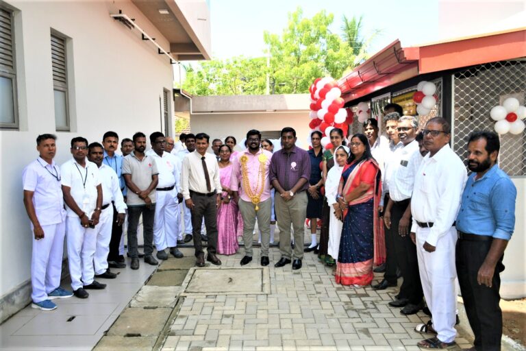 மட்டக்களப்பு பிரதேச அபிவிருத்திக்குழு தலைவர் இளைஞர் நேய நிலையத்தினை உத்தியோக பூர்வமாக திறந்து வைத்தார்.