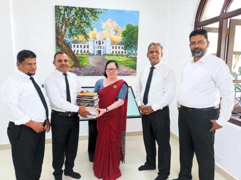 மட்டக்களப்பு நீதிமன்ற வழக்குக்கு சென்ற சட்டத்தரணிகளினால் பொதுநூலகத்துக்கு நூல்கள் அன்பளிப்பு